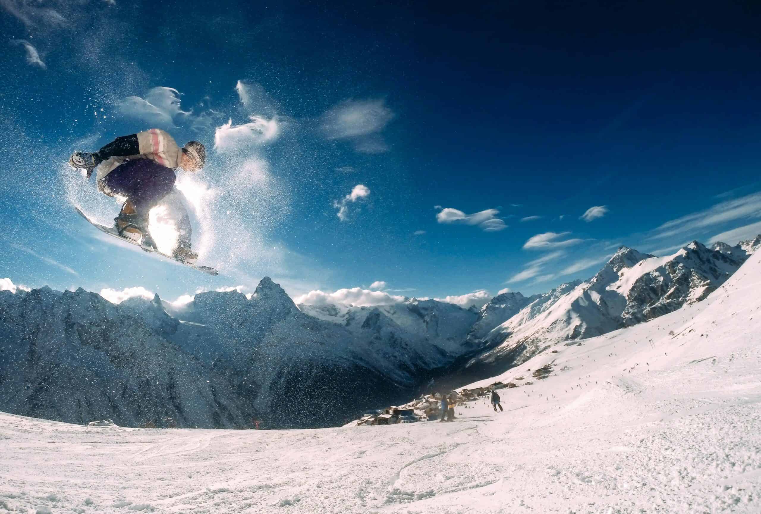 How to Snowboard for Beginners: A Complete Guide to Your First Snowboarding Trip