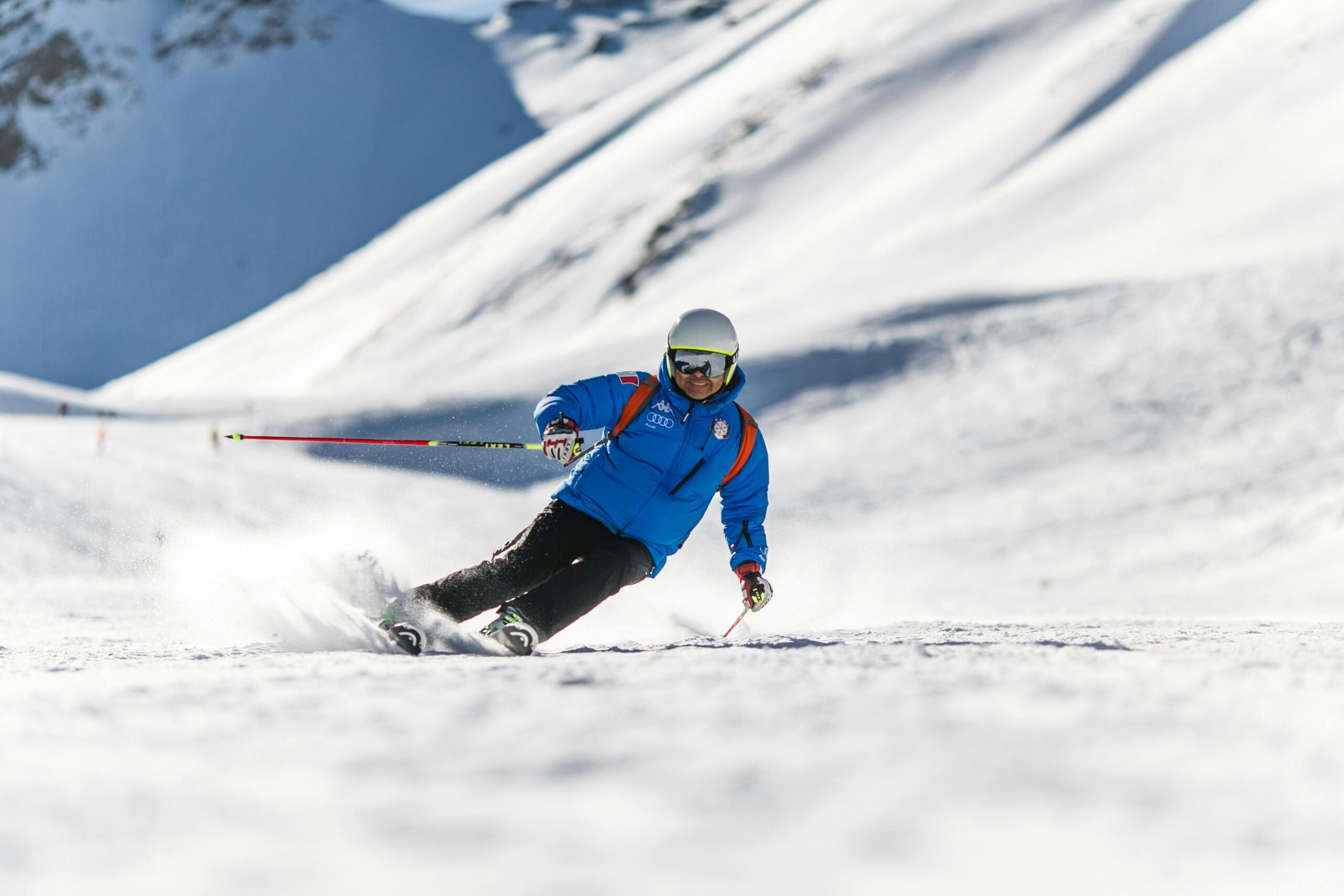 What to Wear Skiing: Essential Outfit Tips for the Slopes